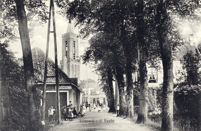 11431 Gezicht in de Rijksstraatweg te Loenen uit het westen; met links een doorrijschuur en op de achtergrond de toren ...